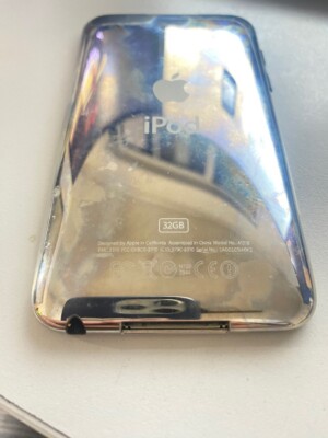 Apple iPod Touch 3rd Generation | 32GB | Silver | MC008LL | USB