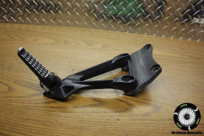 08 KAWASAKI ZX 600 P NINJA LEFT SIDE REAR FOOT REST MOUNT BRACKET