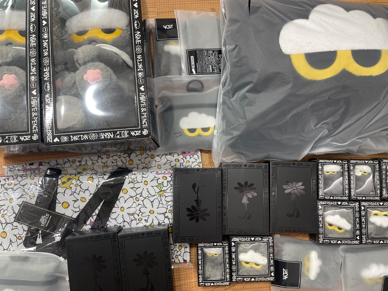 ON HAND] G-DRAGON ZOA x LINE FRIENDS ZOAful Winter POP UP OFFICIAL