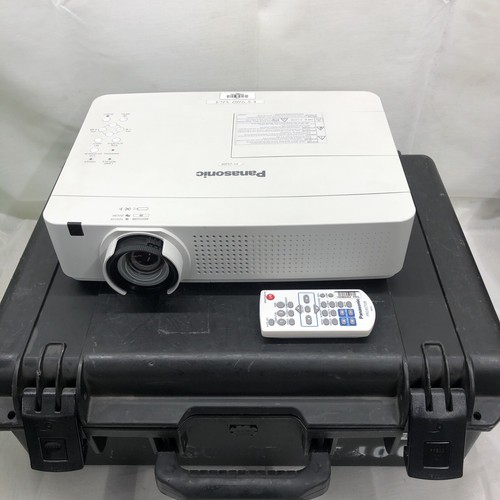 Panasonic PT-VX400 XGA LCD Projector With Remote & Pelican IM2600