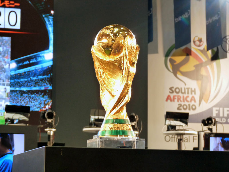 これが日本初上陸、2010FIFAワールドカップ優勝トロフィーだ！ - GIGAZINE