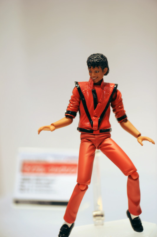 伝説になったポップスター、マイケル・ジャクソンがスリラーPVの衣装で