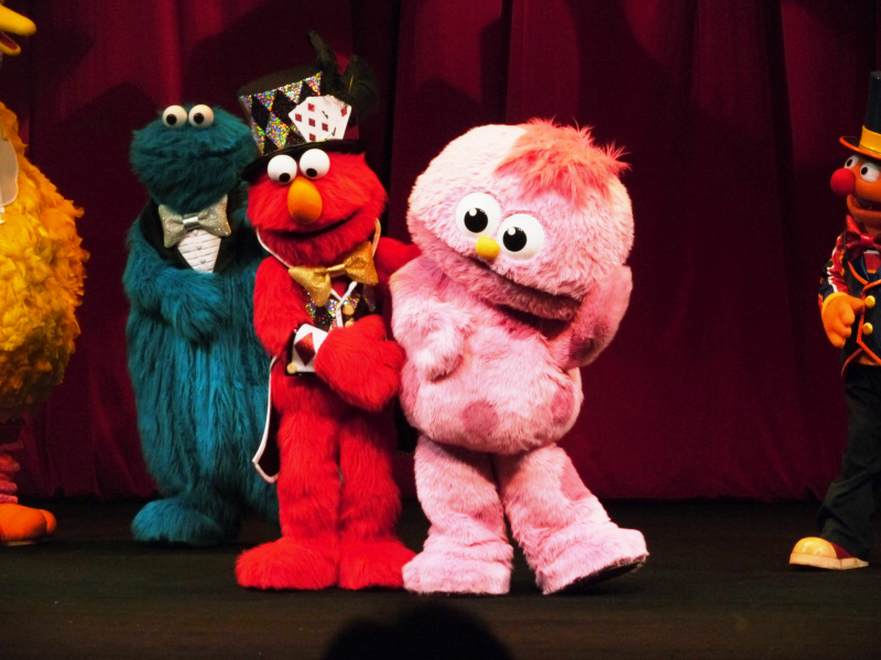 セサミストリートに新キャラ「モッピー」登場、USJ10thアニバーサリー