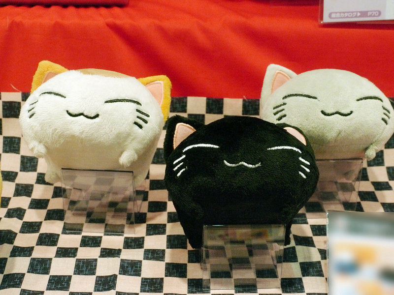 花飾りをした「こねむネコ」やねずみと仲良しな「ねむネコ」プライズ