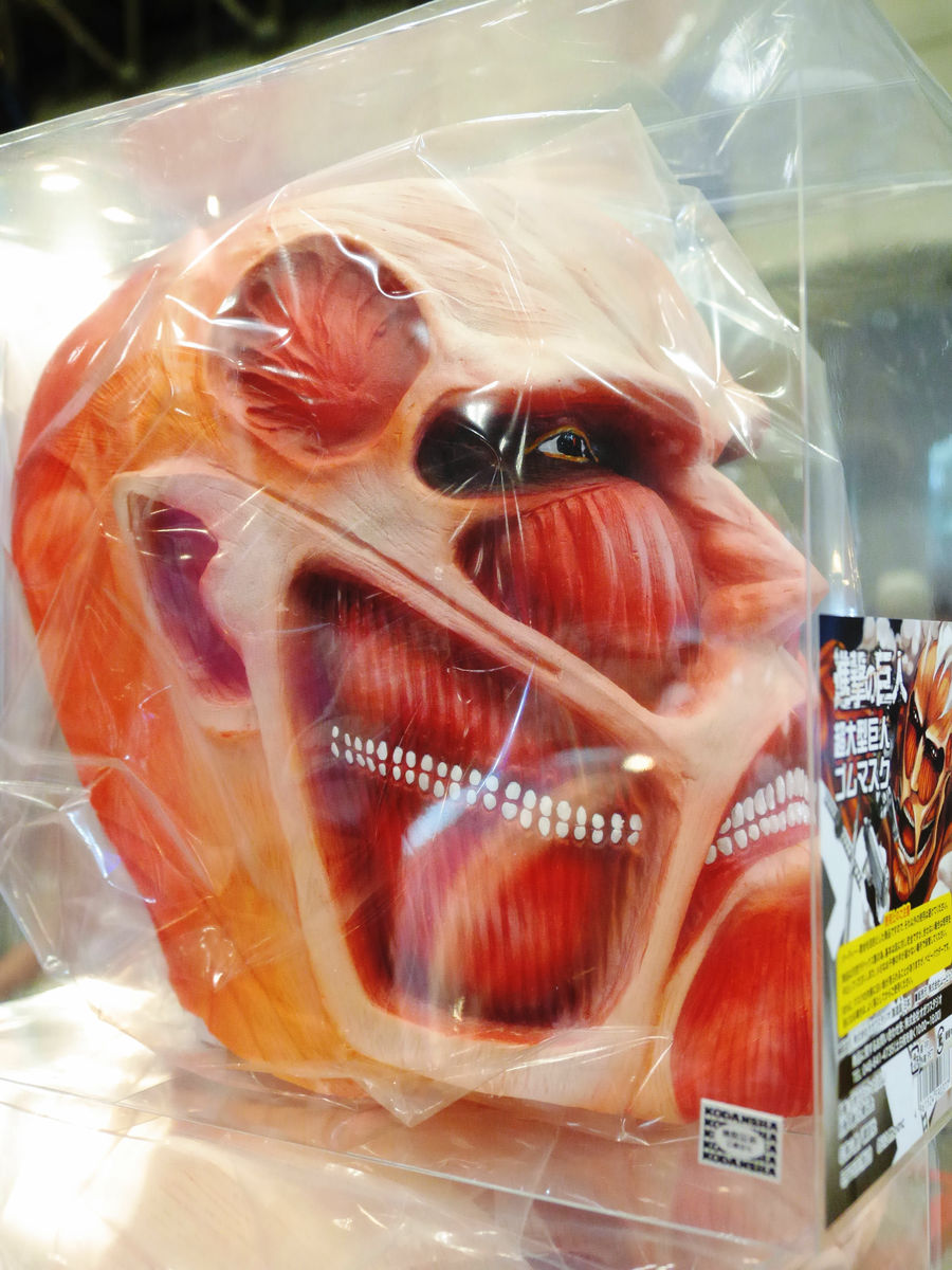 進撃の巨人」の「超大型巨人ゴムマスク」を着用すると一体どうなるかが