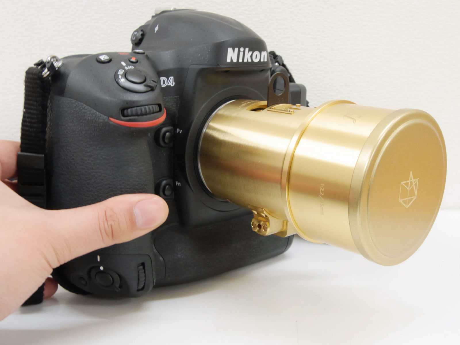 輝く金色のボディーがアンティークな雰囲気で、特殊なボケを演出する