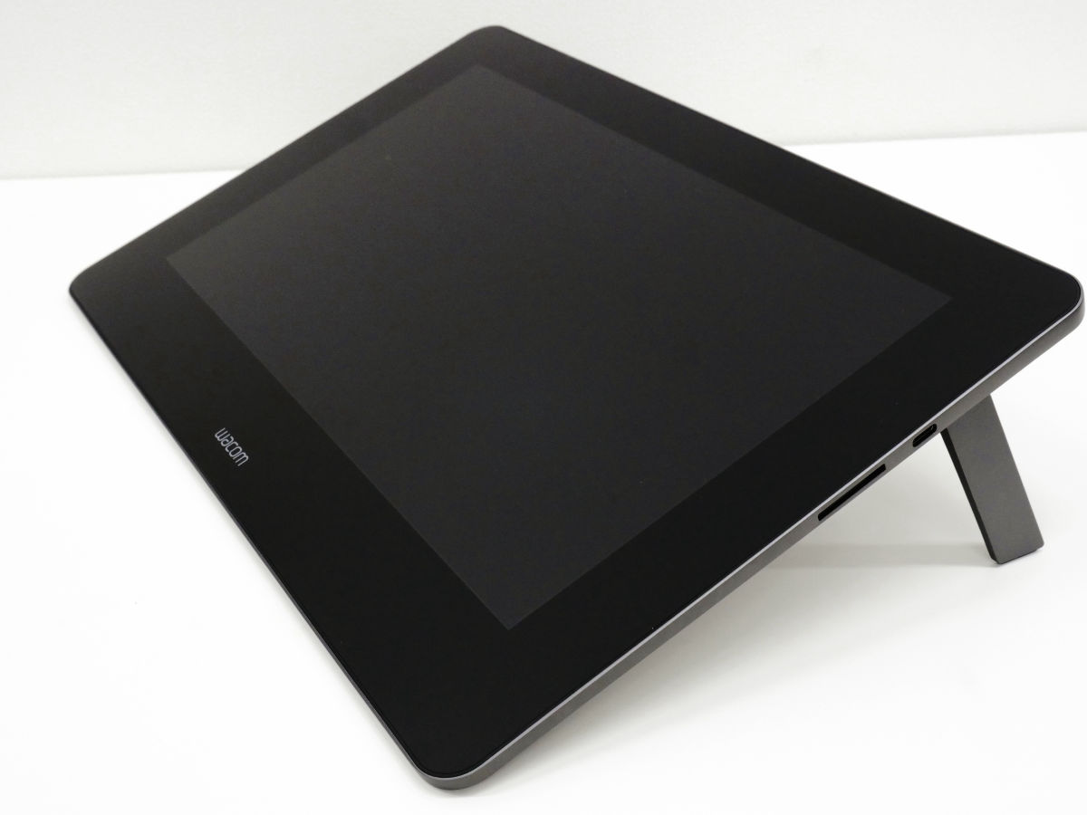 従来比で4倍の精度と8192レベルの筆圧を持つ「Wacom Pro Pen 2」を使っ