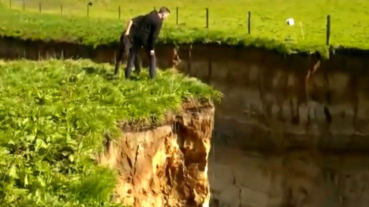 ニュージーランドで全長200mの巨大な穴が出現 - GIGAZINE