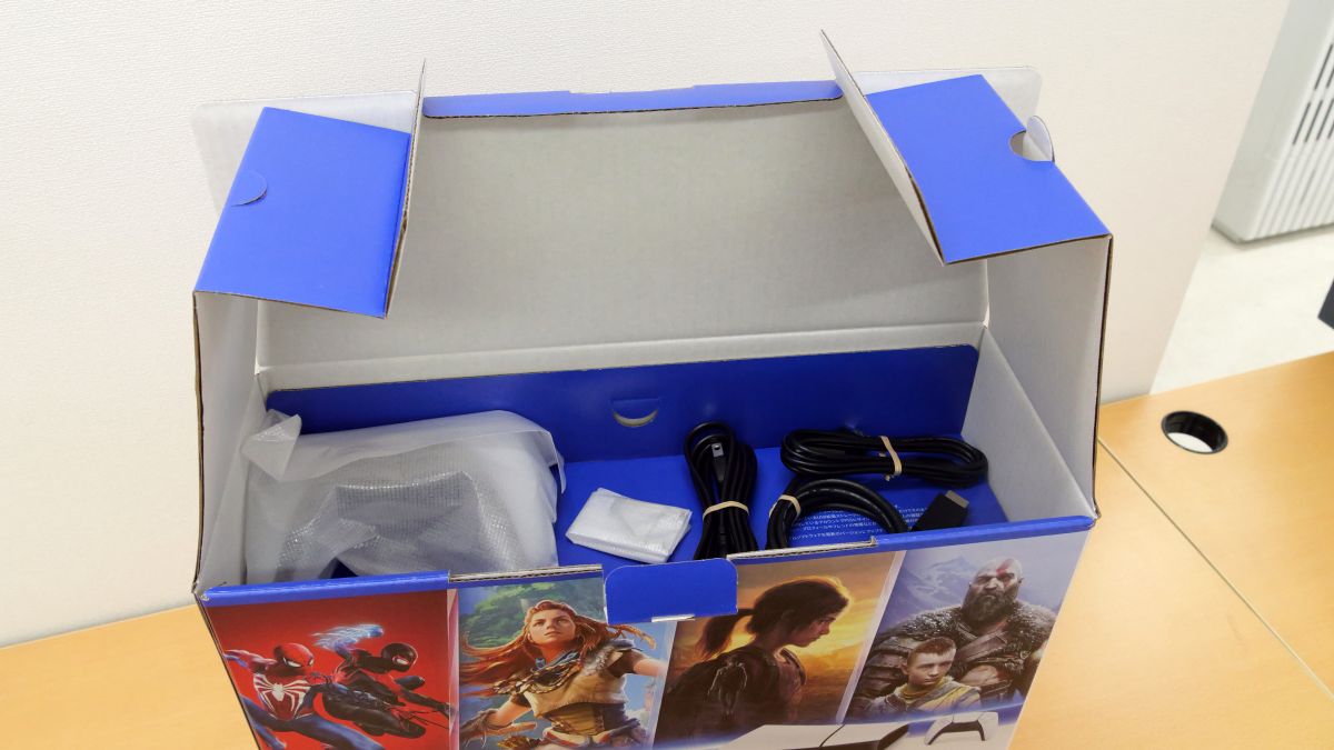 30％小型化した新型PlayStation 5の外観を徹底チェック＆別売り縦置き