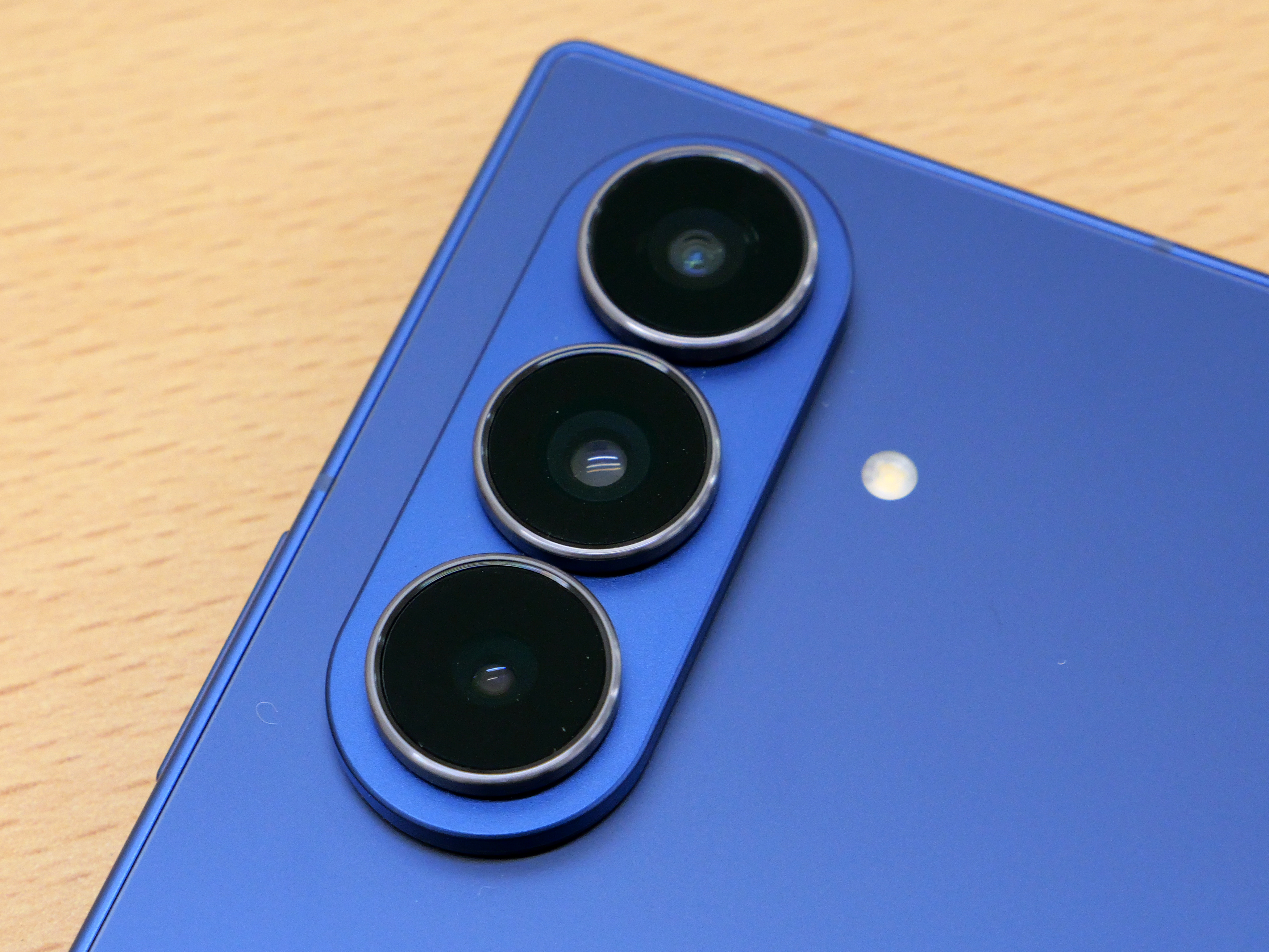 2億画素の自撮り」が可能なSamsungの折りたたみ式スマホ「Galaxy Z