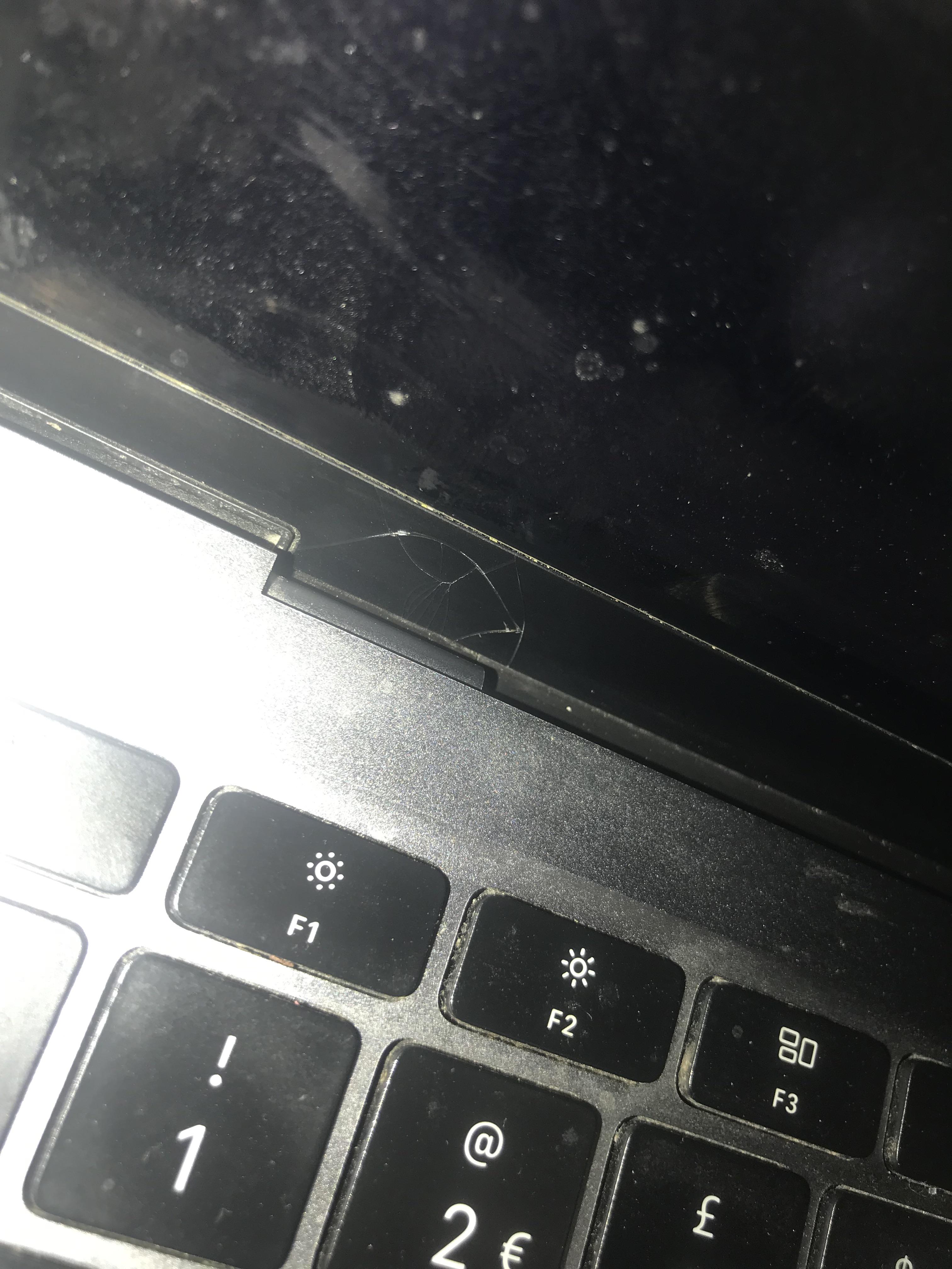 画面のベゼルが割れた Macbook Air M1 2020。 ちょうど画面のベゼルが