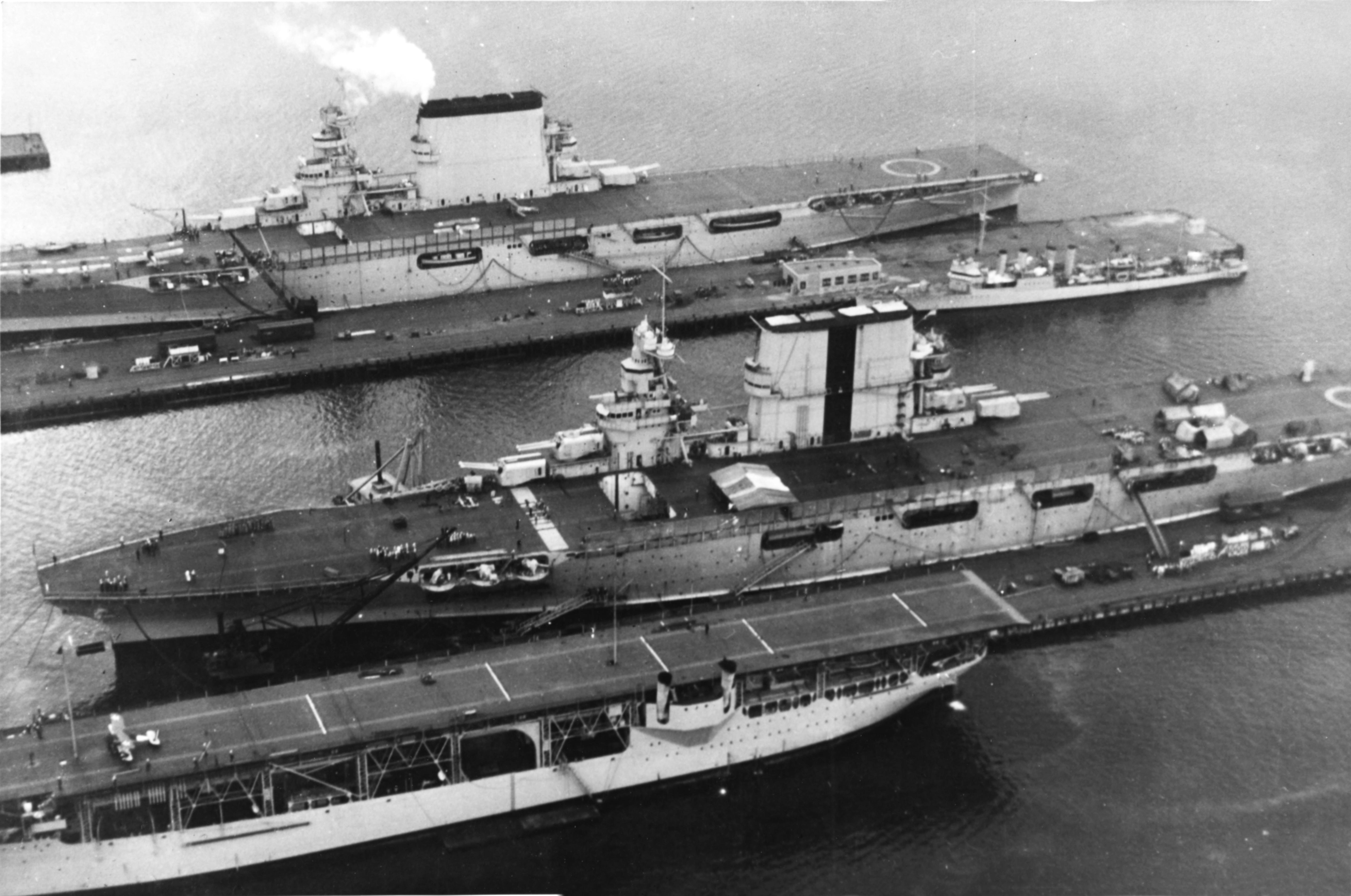 USSラングレーとレキシントン級空母レキシントンとサラトガのサイズの