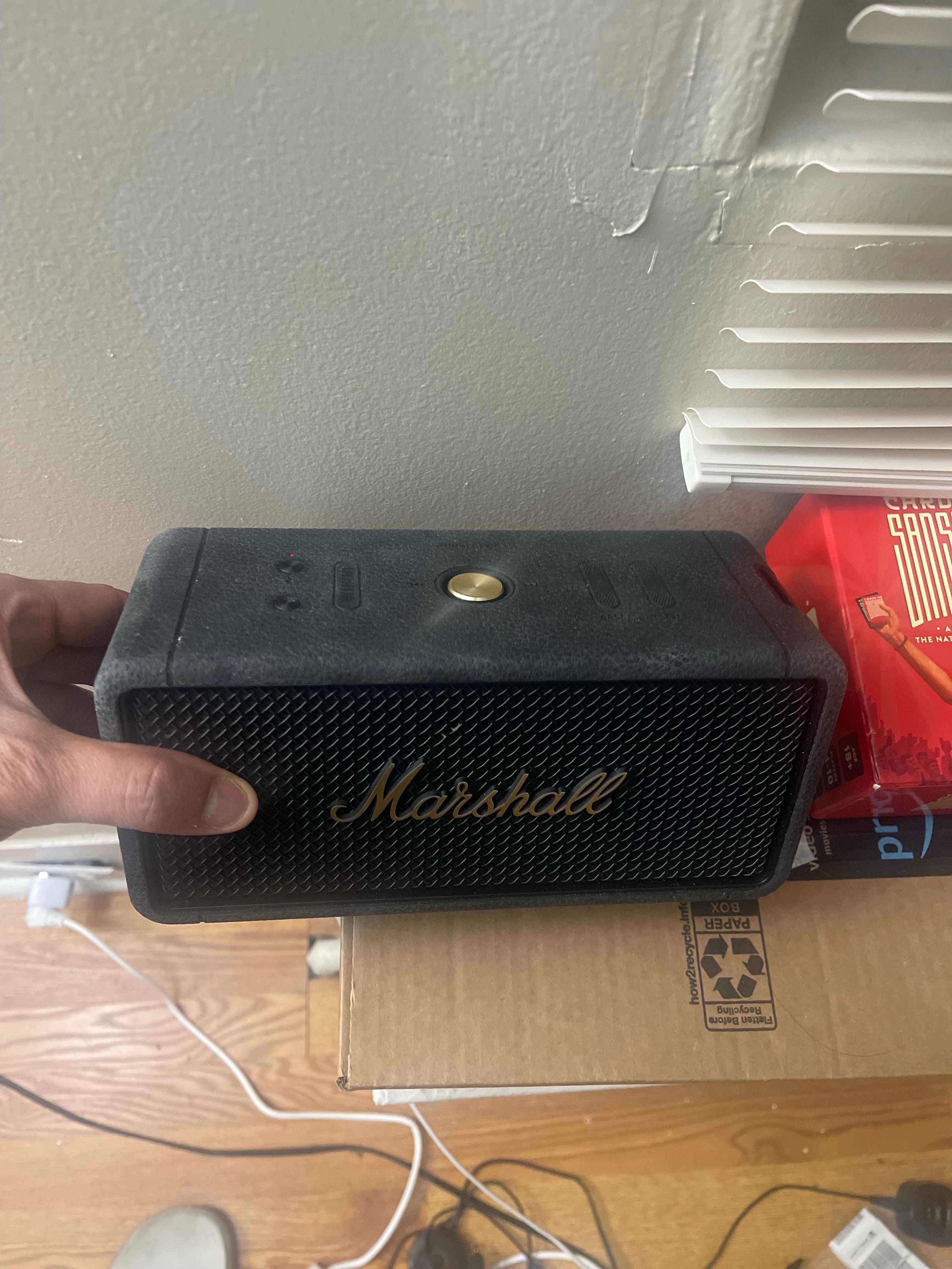 Marshall Middleton、電源入らないし、プラグに繋いでも充電されない