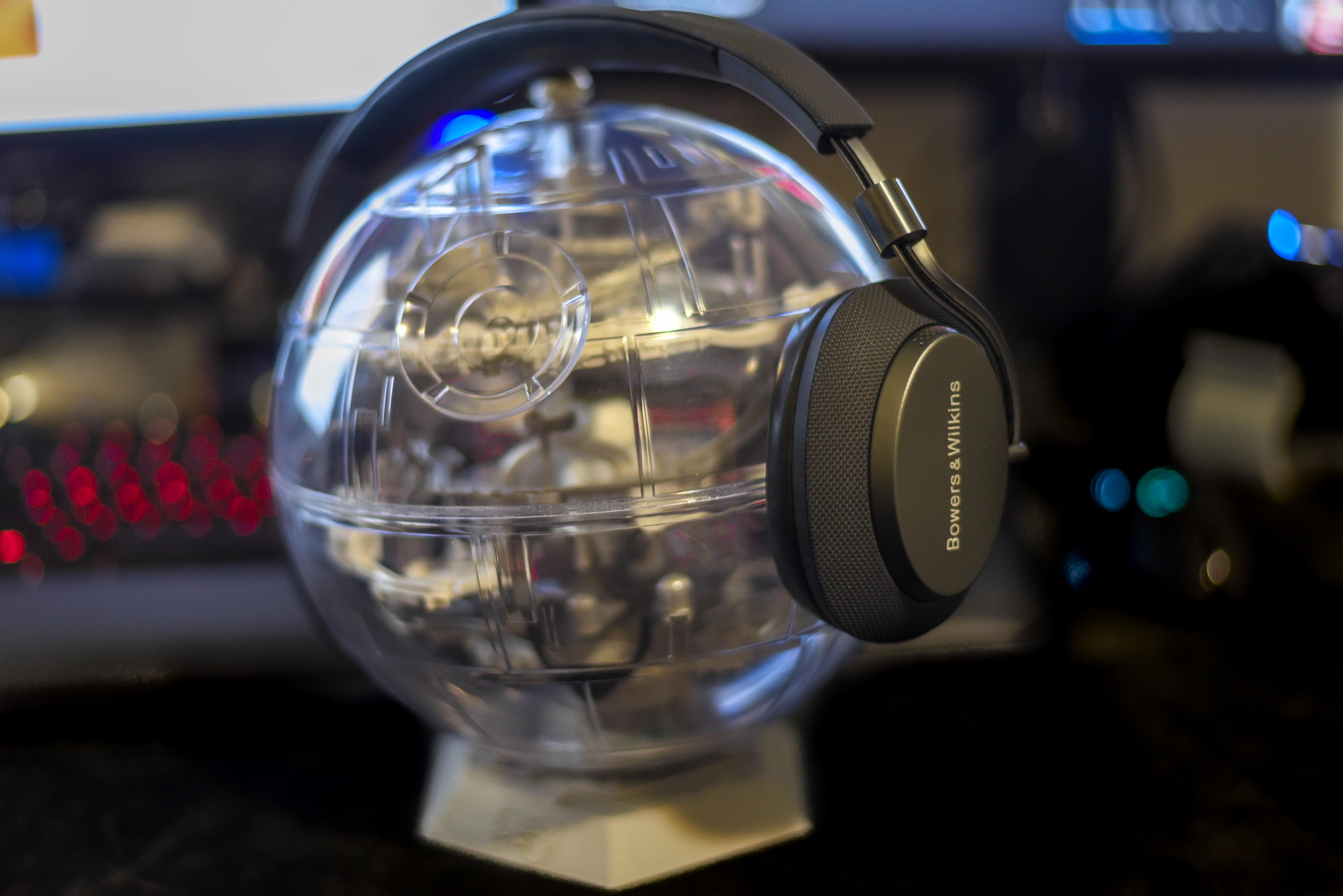 これはいつものヘッドホンスタンドじゃないって約束するよ。Bowers