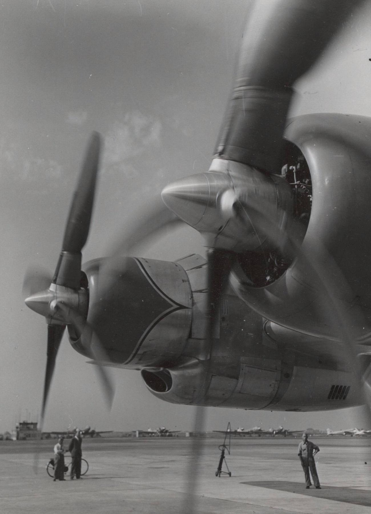 1950年頃のAOAボーイング377ストラトクルーザー旅客機に搭載された、28