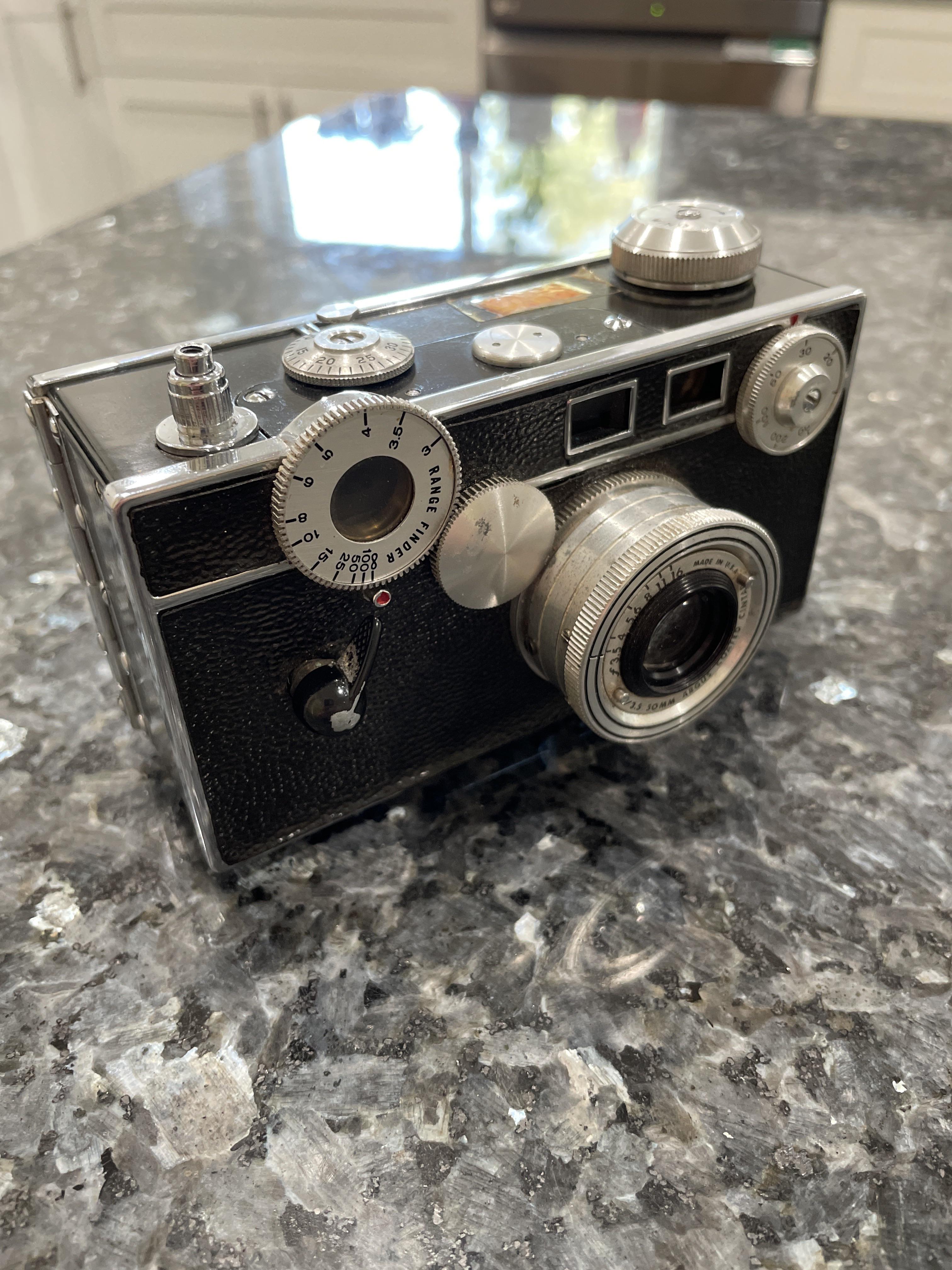 今日、この Argus C3 を手に入れたんだ。このカメラについて何か知っ