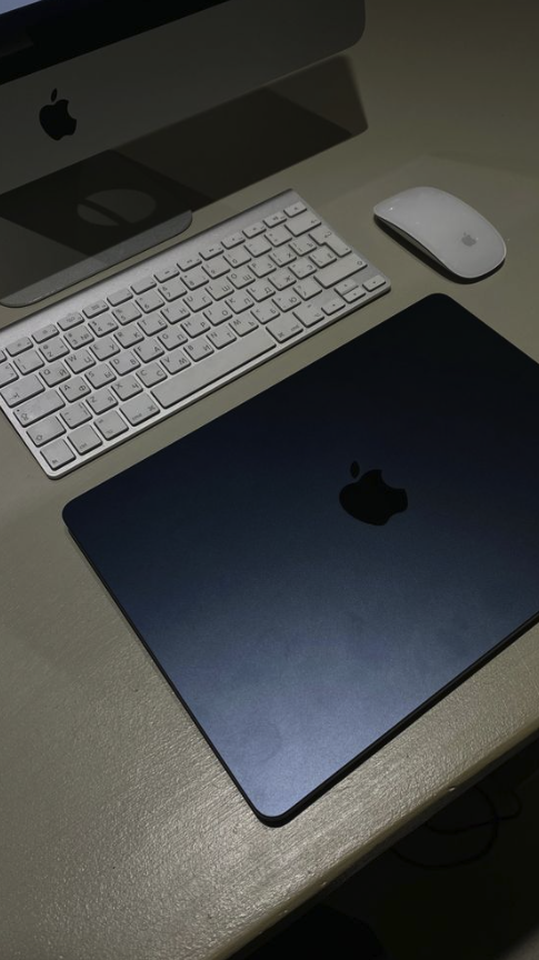 Macbook air M2 midnight blue, the best fingerprint magnet, it's