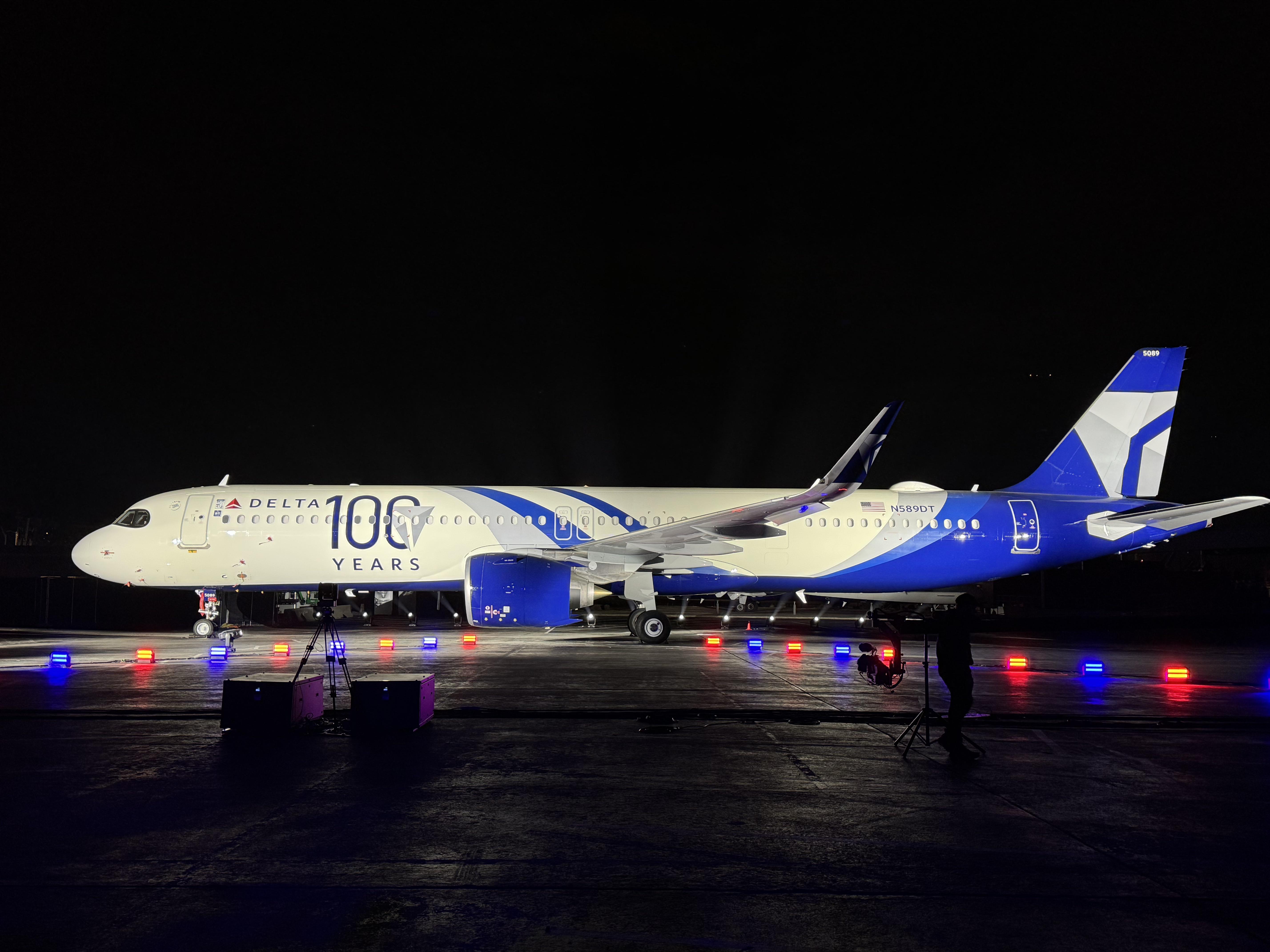 デルタ航空100周年記念ガラでの100周年記念特別塗装のお披露目 : r/delta
