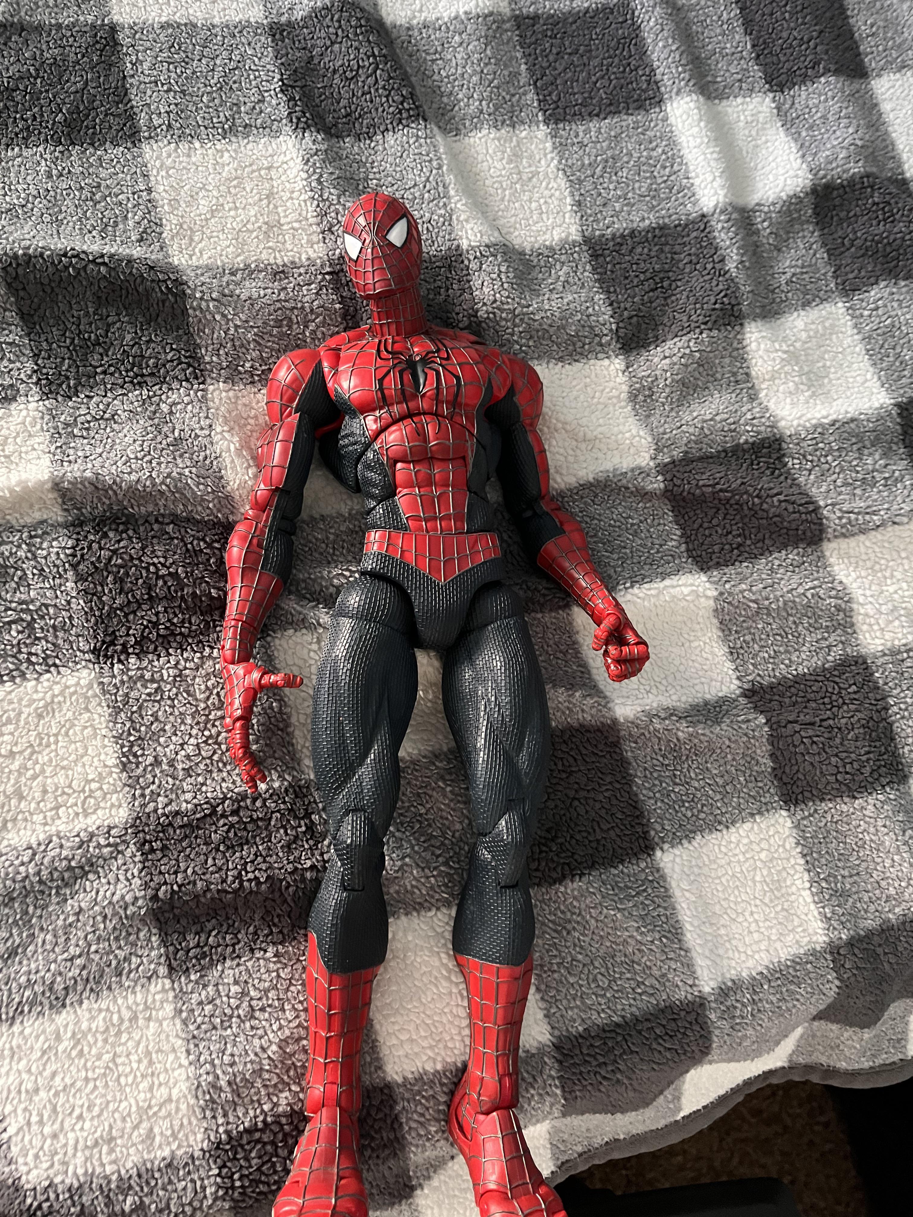 18インチのSpider-Man toybizフィギュア、マジで固いな : r/MarvelLegends