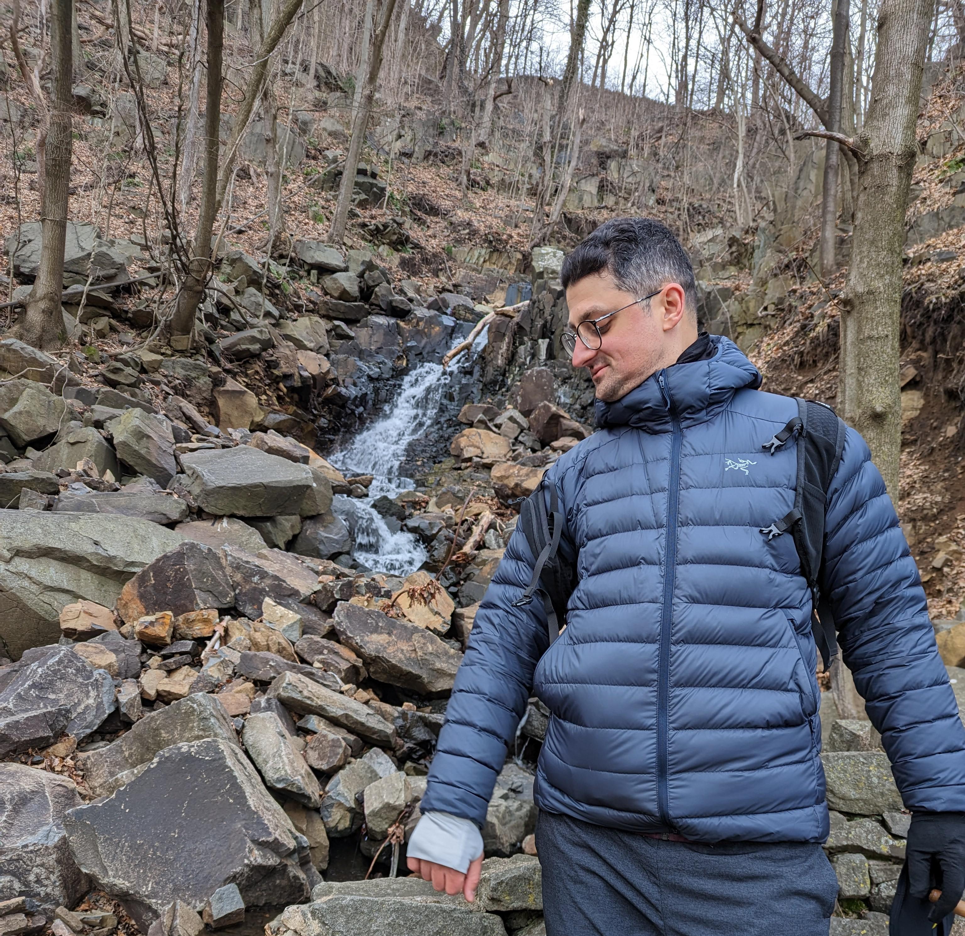 新しいアークテリクス セリウム フーディー、ブラックサファイア色 : r