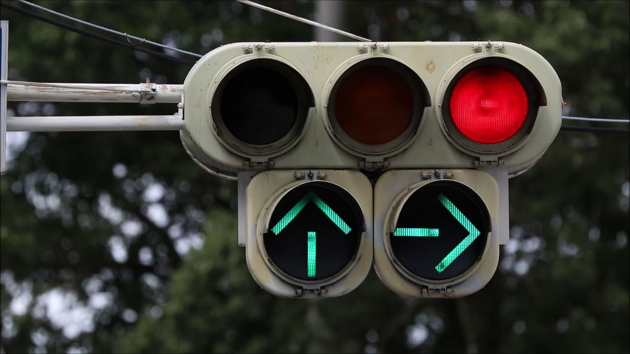 樹脂矢印と角型二灯】山奥に潜む古灯器！迫八反田交差点の古い信号機