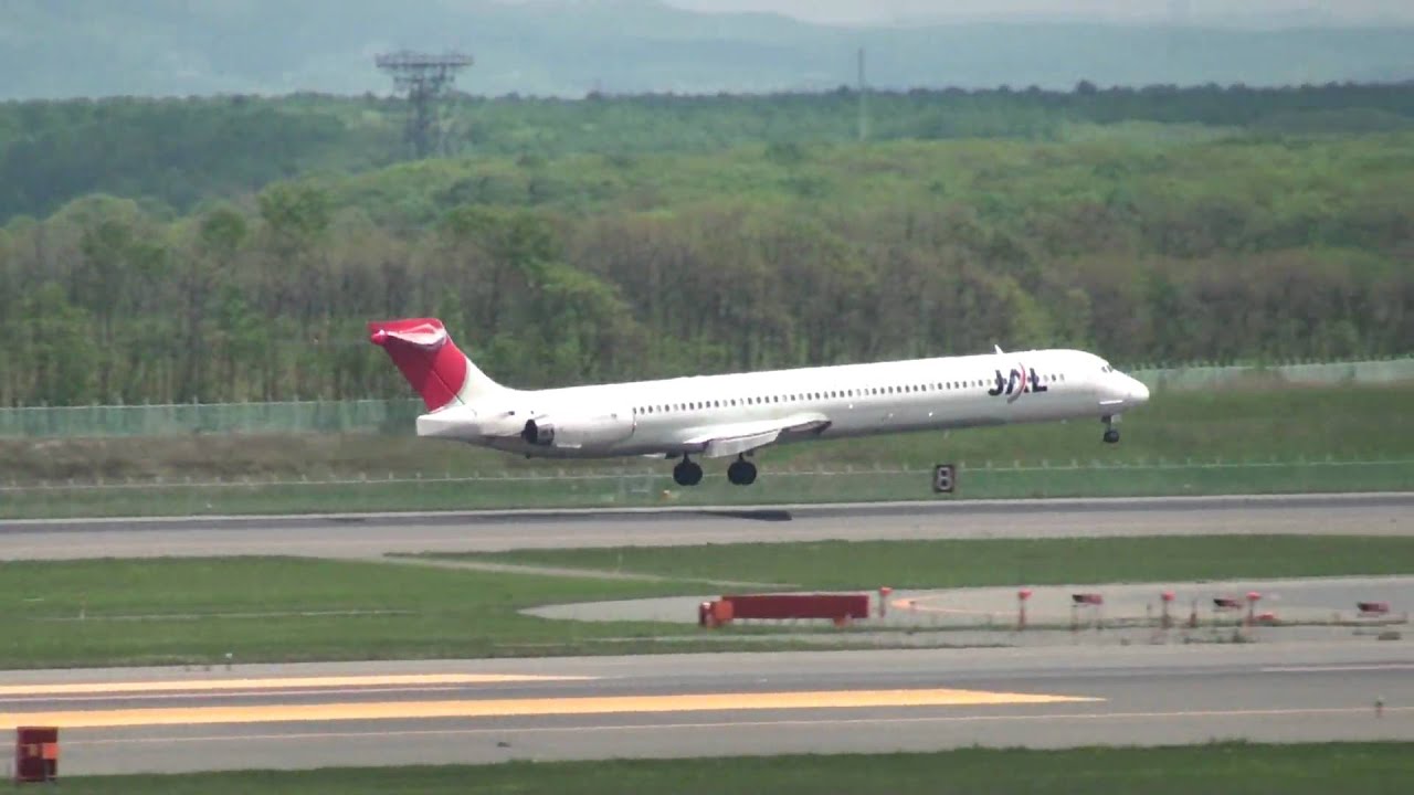 JAL マクドネル・ダグラスMD-90 新千歳空港着陸 - YouTube