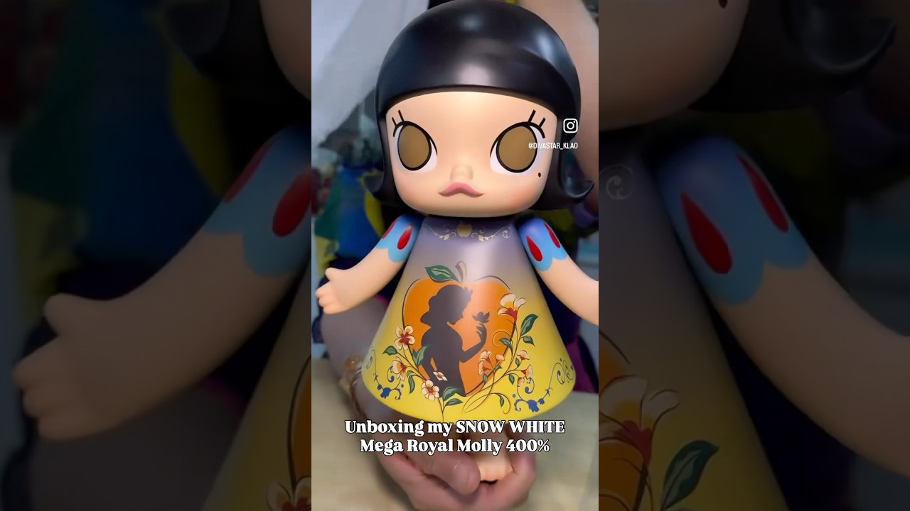 Unboxing my SNOW WHITE Mega Royal Molly 400% - YouTube