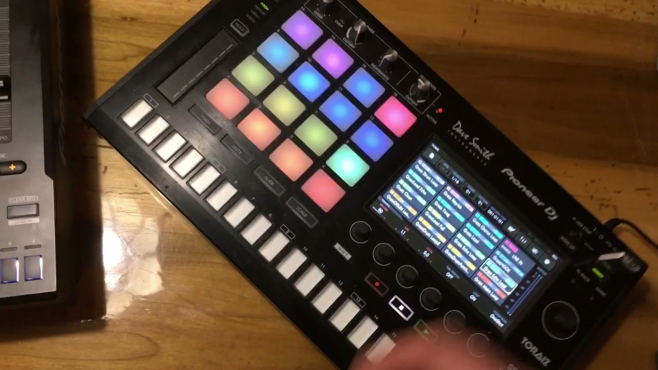 Pioneer Sampler Battle DJS-1000 vs. SP-16 - YouTube