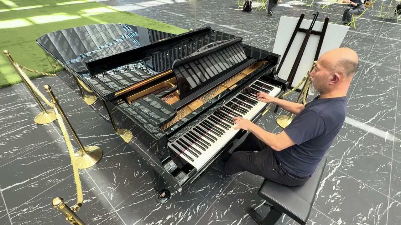 20250528 東京・西新宿 新宿住友ビル 三角ステージ側 三角ピアノ 2