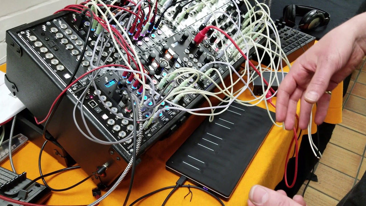 Expert Sleepers FH-2 'factotum' モジュラーシンセ