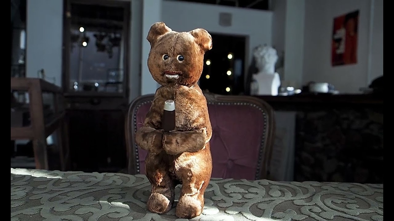 アイスクリームを食べるクマのぬいぐるみ | antique Salon