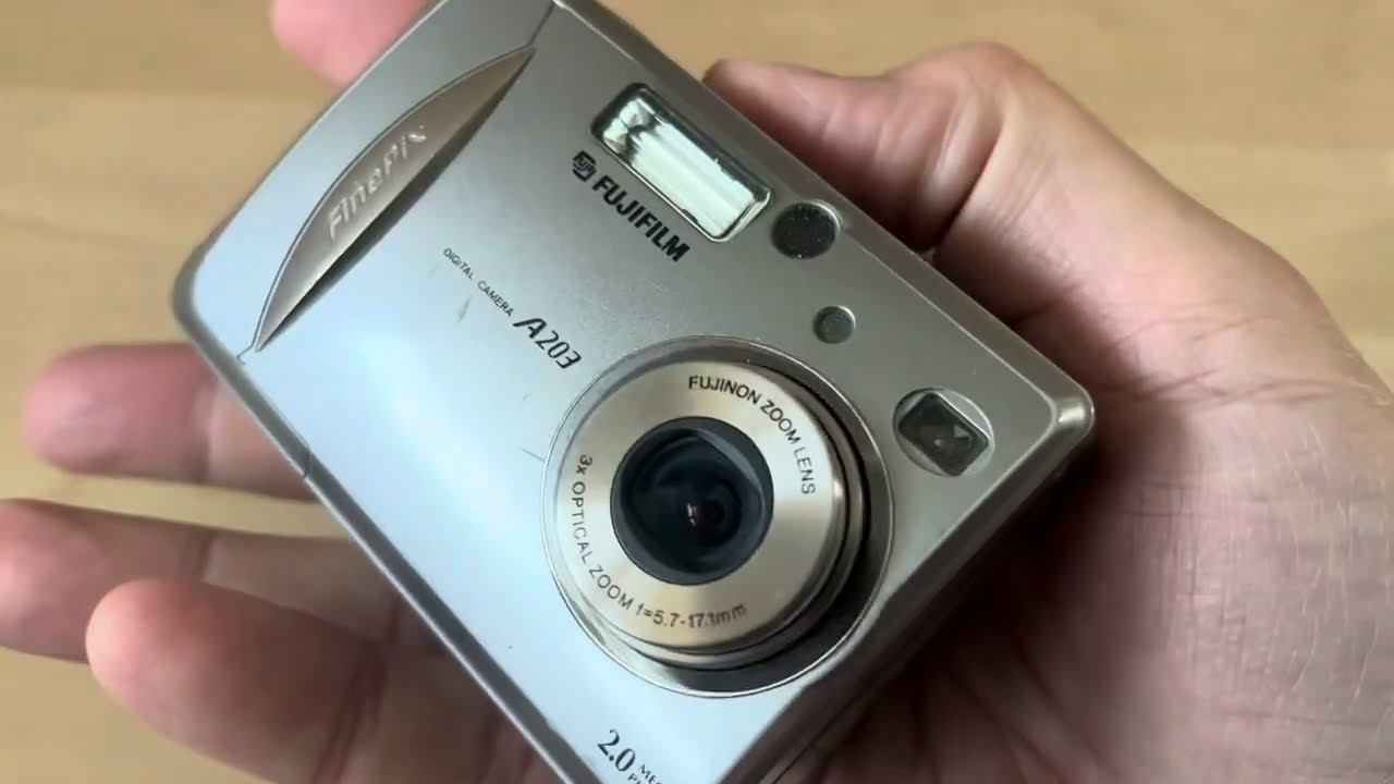 Fujifilm FinePix A203 digital camera compact 2.0 Mpx retro device