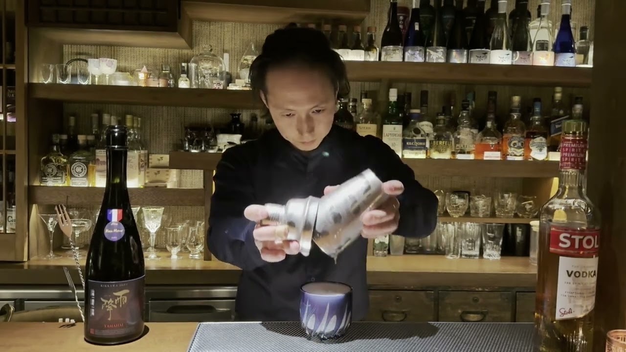 レトロなBAR】時間を聴く。神楽坂の石畳に沁み込むお酒 ｜ シマダグループ