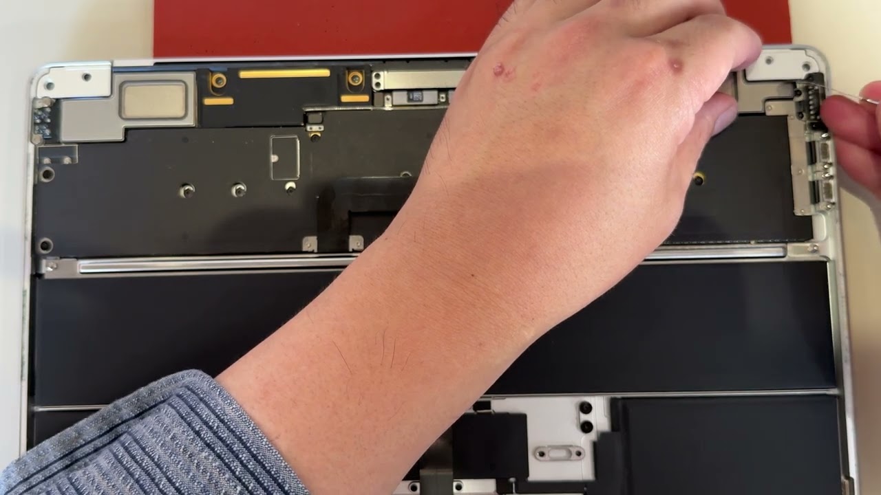 MacBook Air 2022 M2 A2681 ディスプレイ交換修理【LCDケーブルの