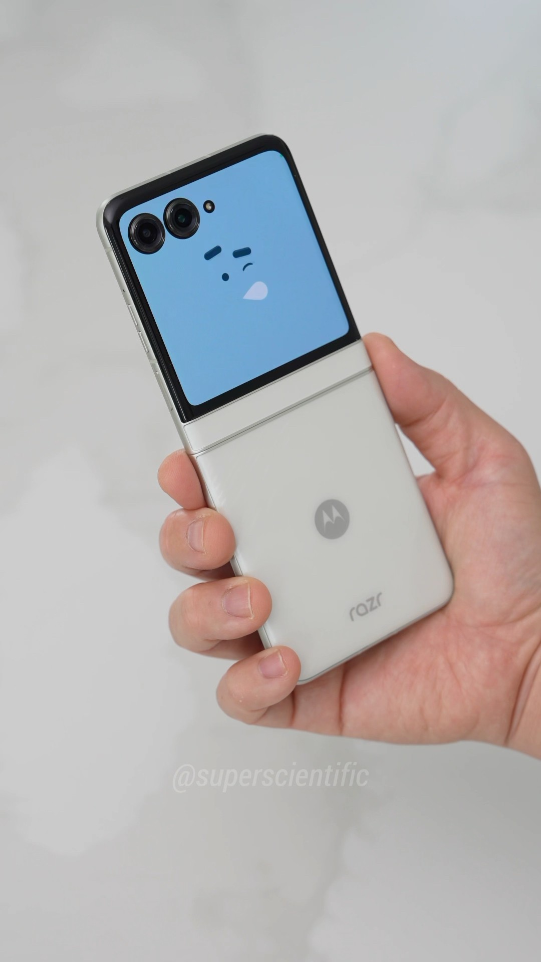 Motorola Razr 2025 Unboxing in Pantone Lightest Sky: Cleanest