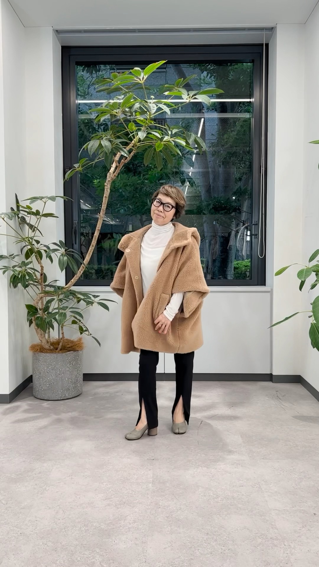 ウールボアジャケットやフォックス混ニット、リバーシブルダウンベスト