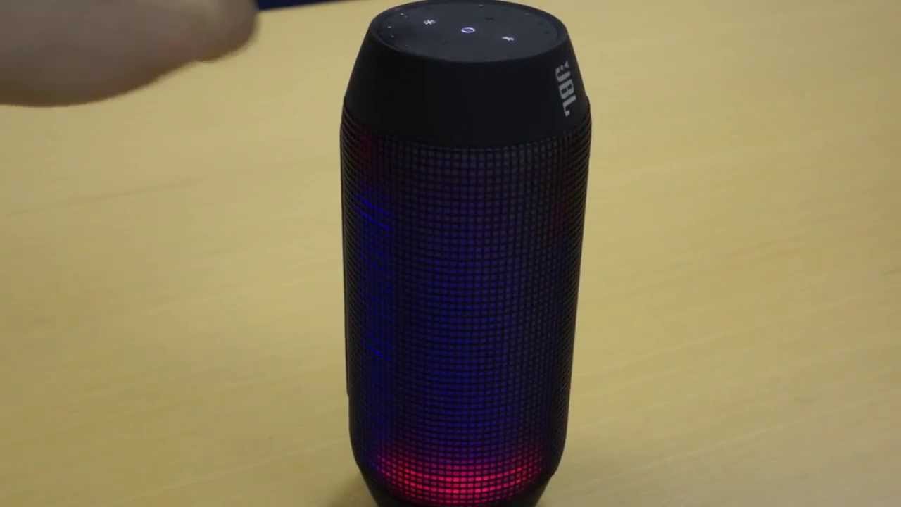 JBL、外側に多数のLEDを搭載した円柱形Bluetoothスピーカー「PULSE