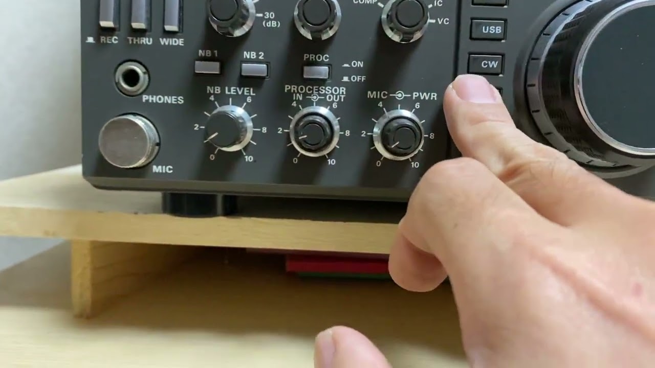 Comparison of KENWOOD TS-930 and TS-940 - YouTube