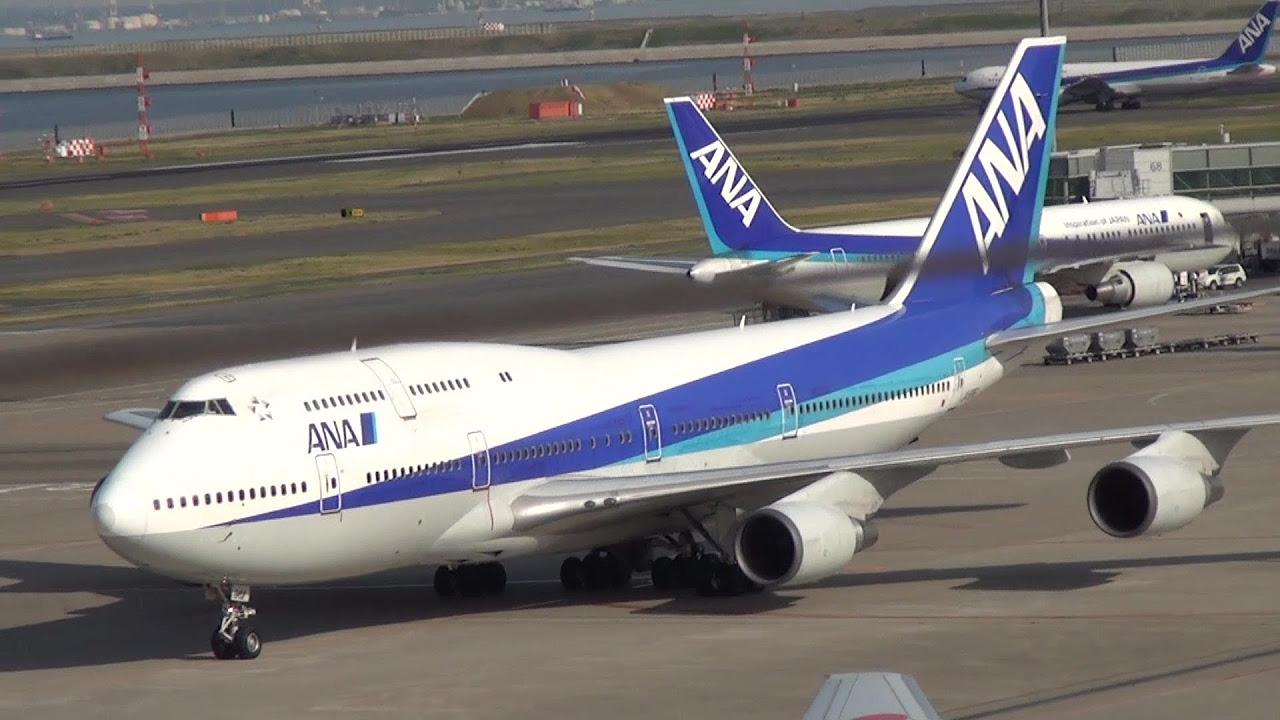 ラストフライトを終え羽田空港内を回覧走行するANAジャンボジェット