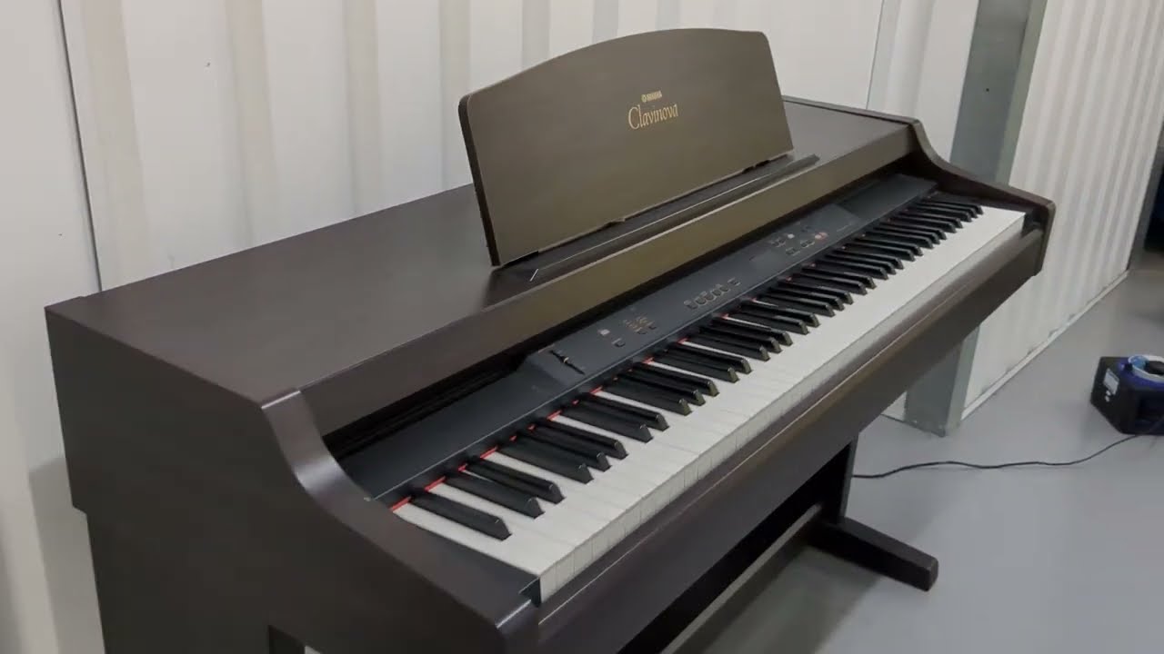 Yamaha Clavinova CLP-820 digital piano in dark rosewood stock