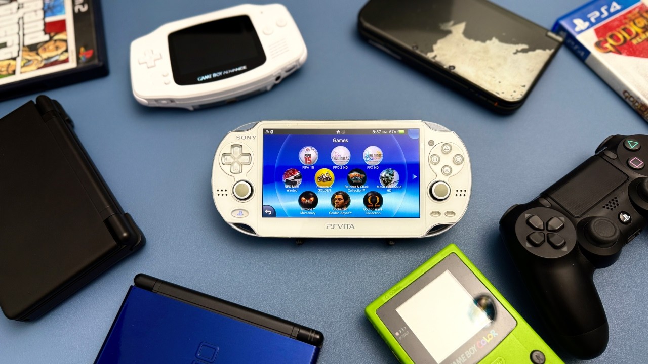 Days of Play Silver PS Vita Unboxing (part of the PlayStation E3