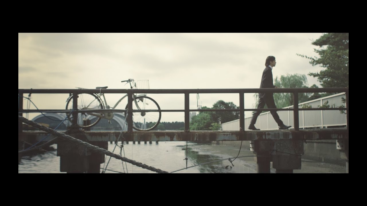 エレカシ、七三分けの宮本がある男の休日を演じる新MV“今を歌え”公開