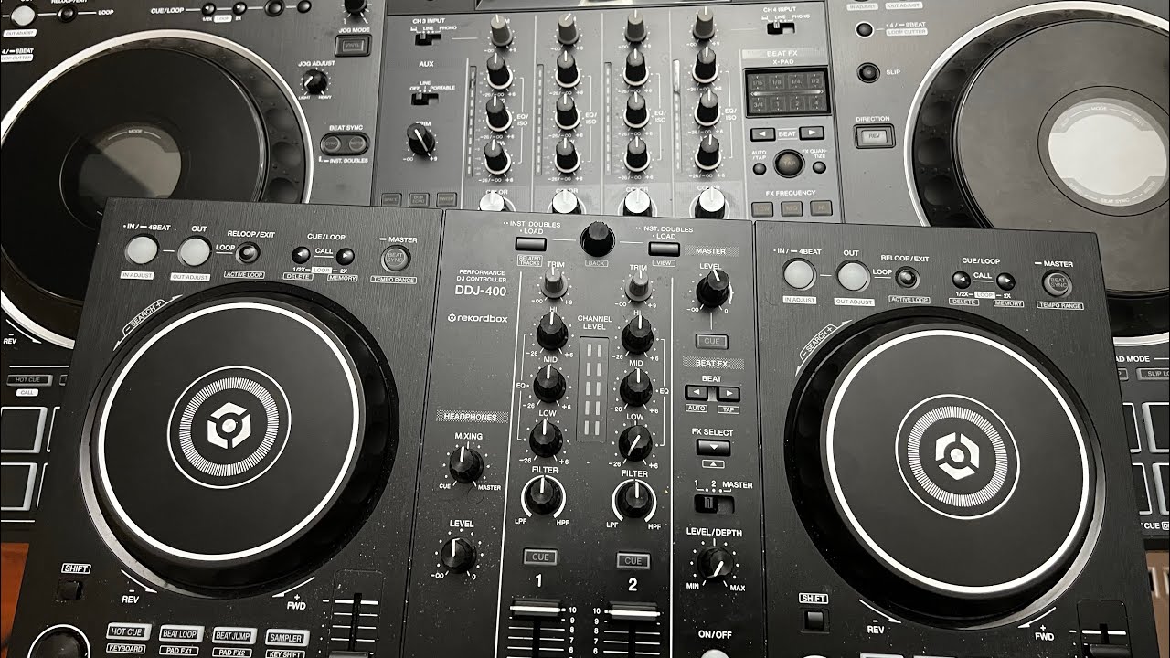 DDJ-400 vs. XDJ-XZ and CDJs - the DIFFERENCE - YouTube