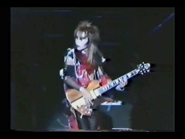 20才の時のHIDE (XJAPAN) 1985 横須賀サーベルタイガー - YouTube