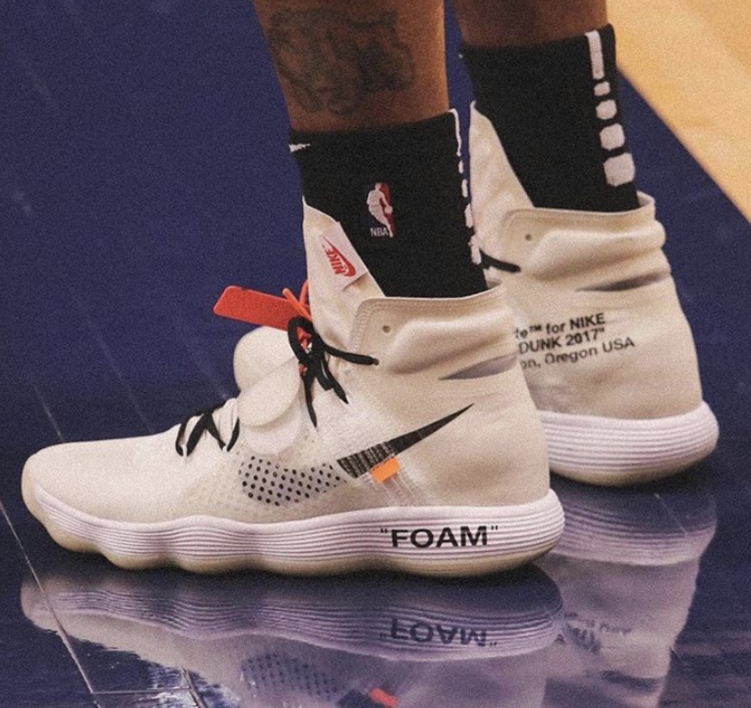 ペニーがオフホワイト x ナイキ リアクト ハイパーダンク 2017を着用