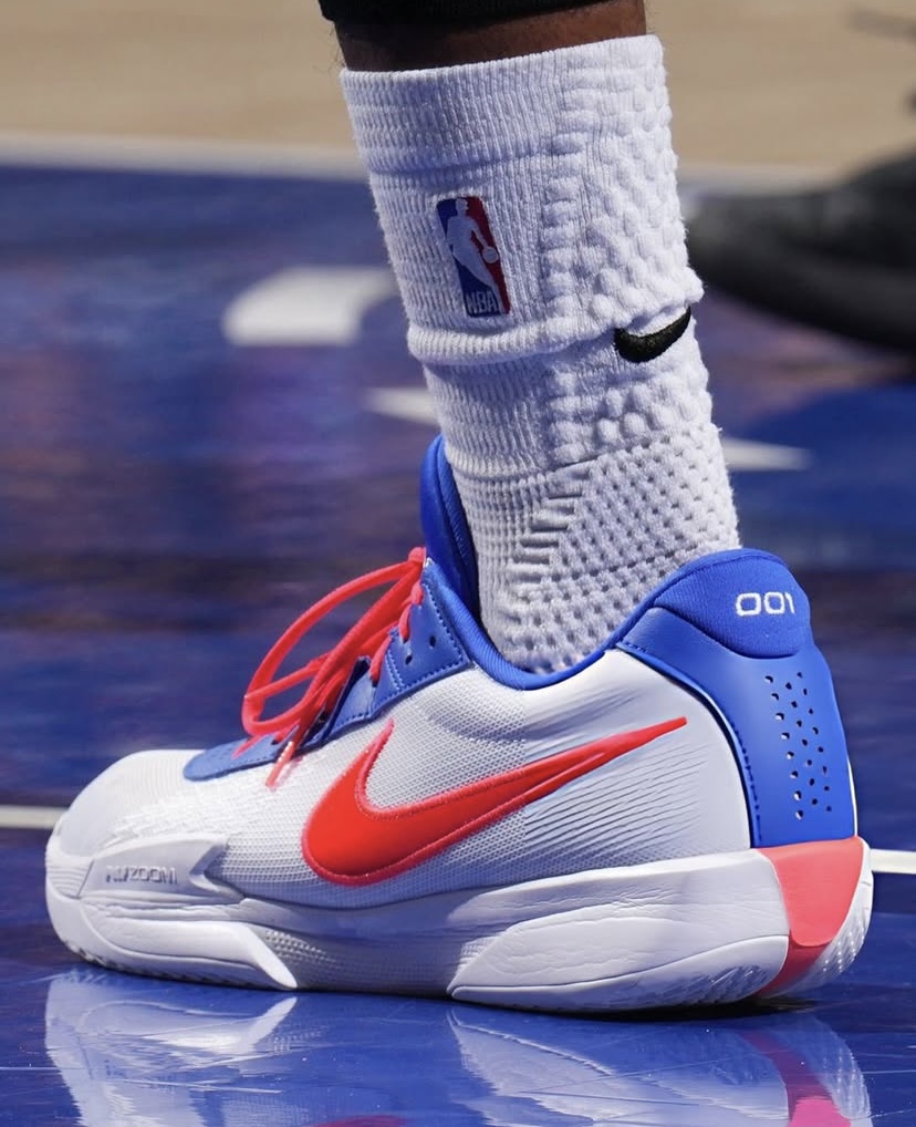 ポール・ジョージがナイキ G.T. カット アカデミー By Youを着用