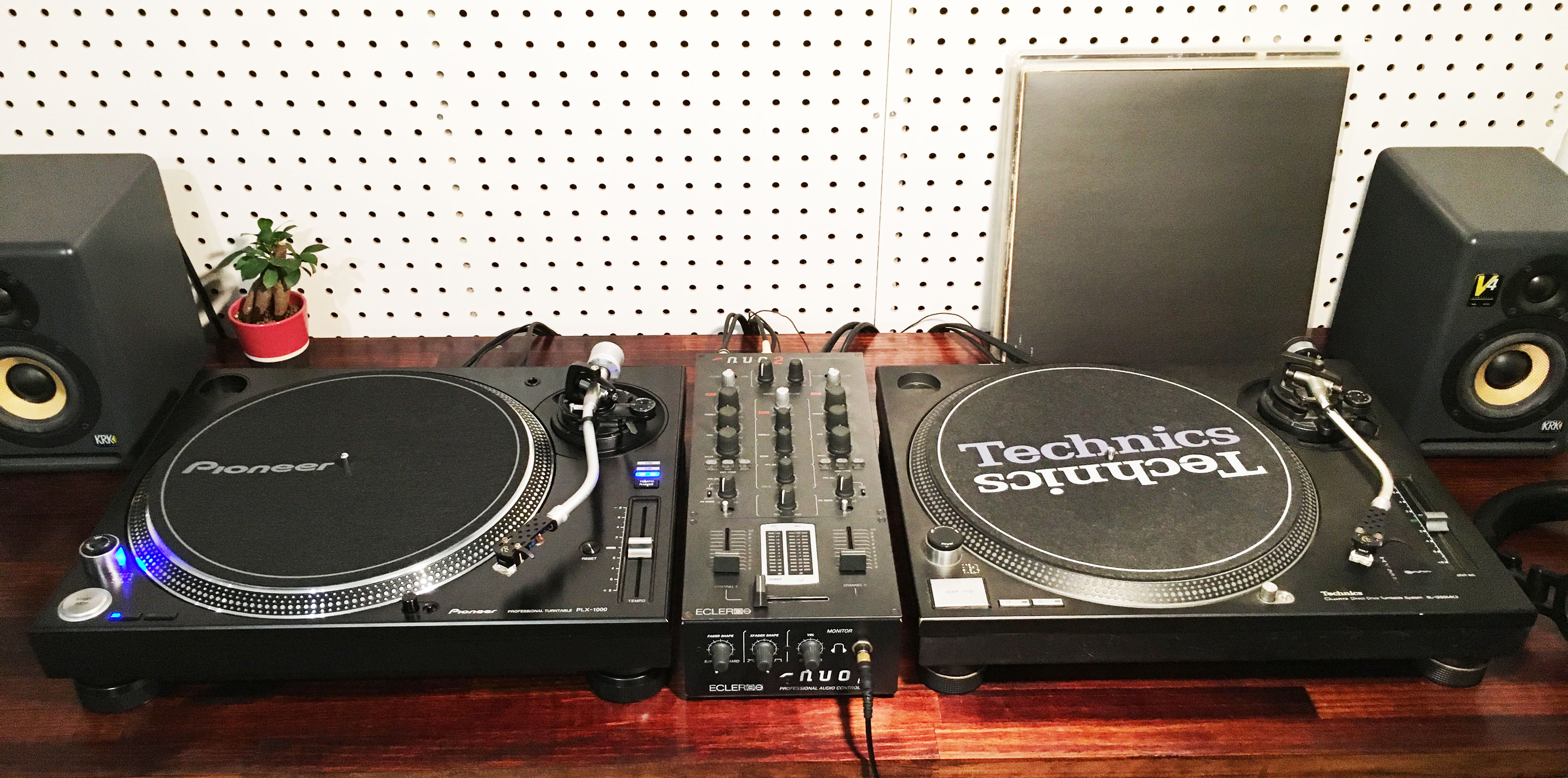 ターンテーブルの今と昔。Pioneer DJ『PLX-1000』とあの名機を聴き比べ