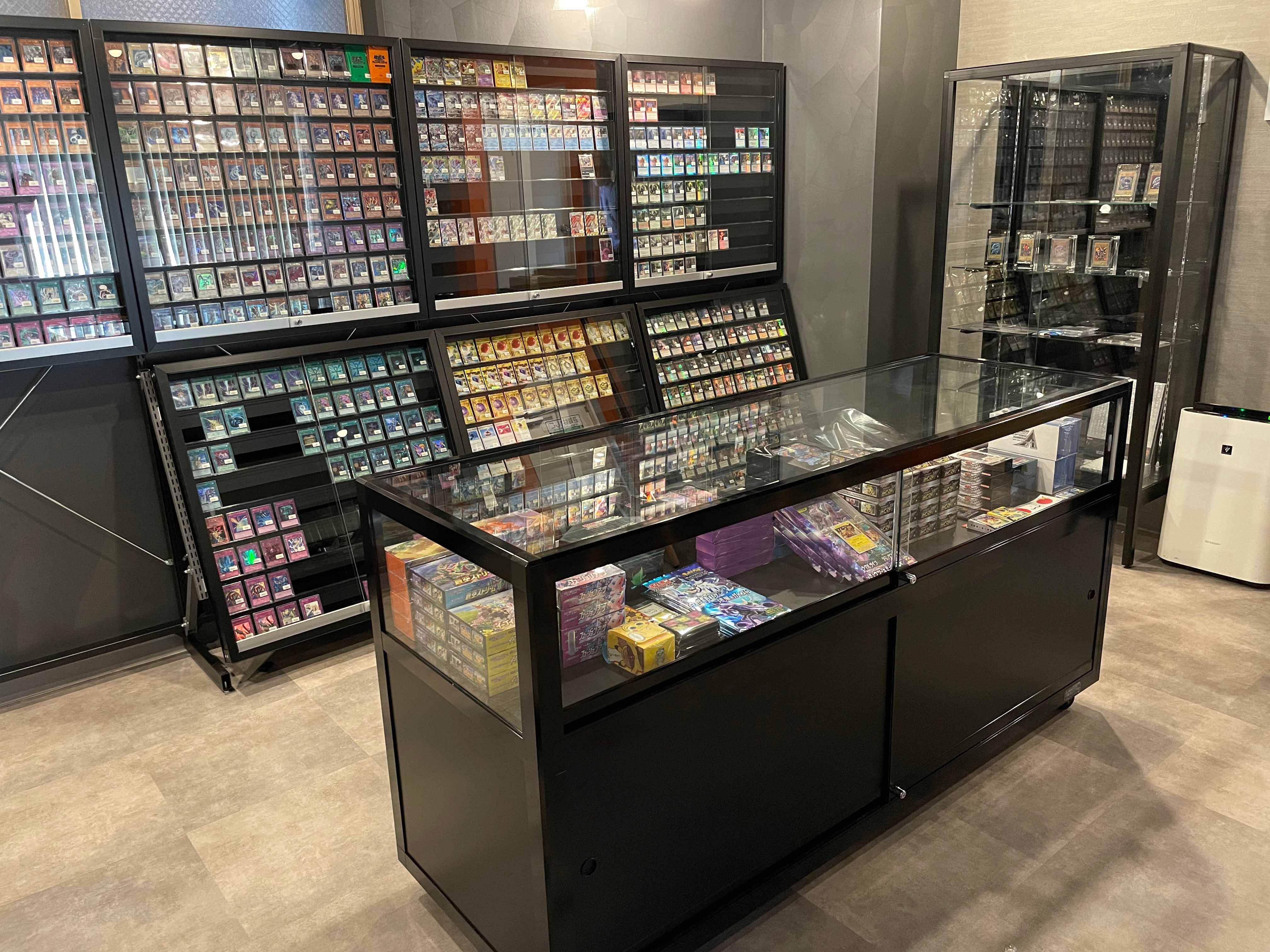 センビの【トレカショーケース】はここがすごい！① - 株式会社泉美什器