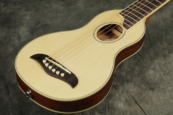 Washburn通信】第21回 旅の途中でAMPがあったら活躍するミニギターのご