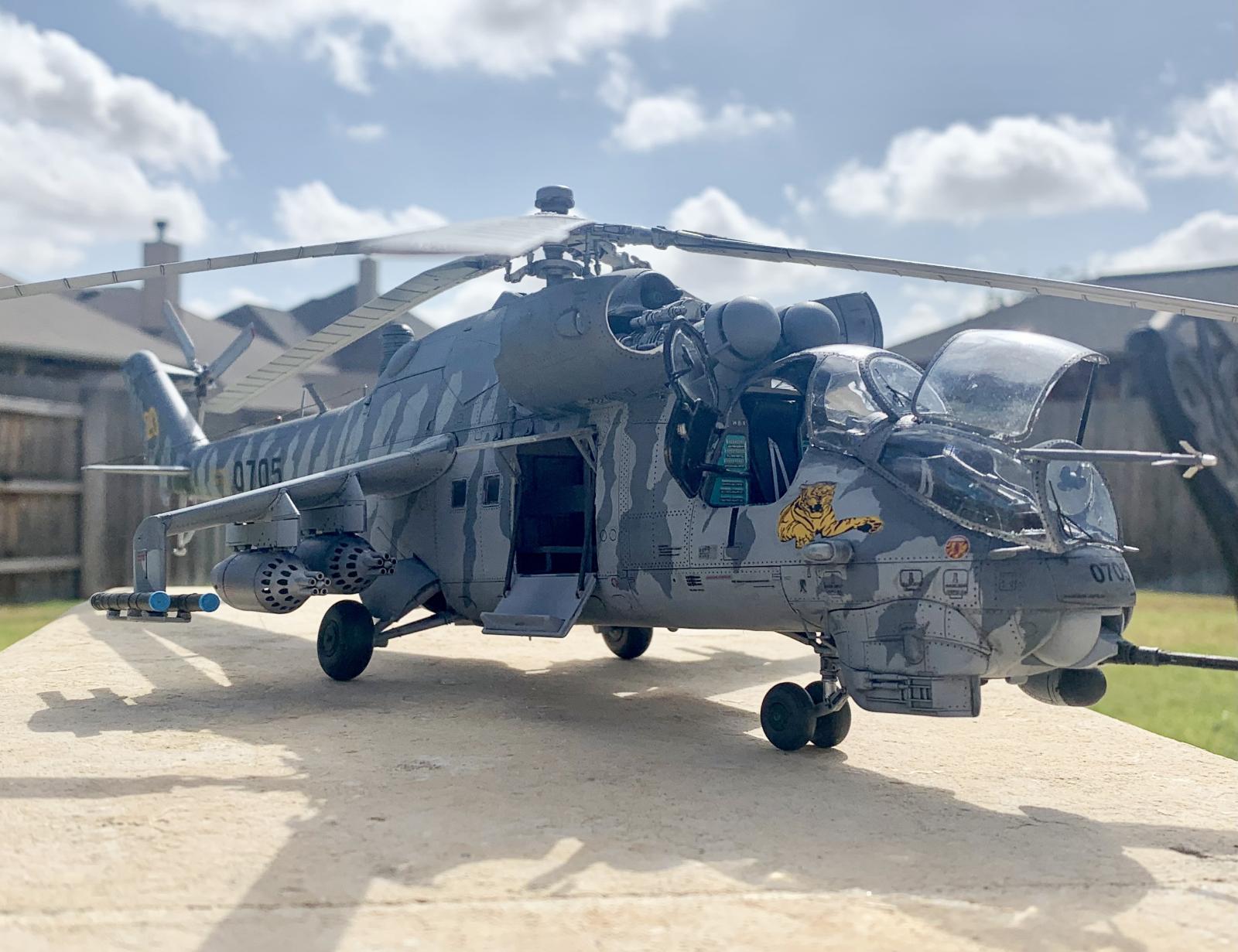 Mi-24V Hind-E ヘリコプター 1:35 ハインド 1/35 Amazon.com